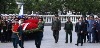 Rusya Devlet Başkanı Putin, Belirsiz Askerin Mezarı'na çelenk koydu