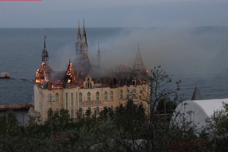 Odesa'nın "Harry Potter Şatosu" Rusya saldırısının ardından yanıyor