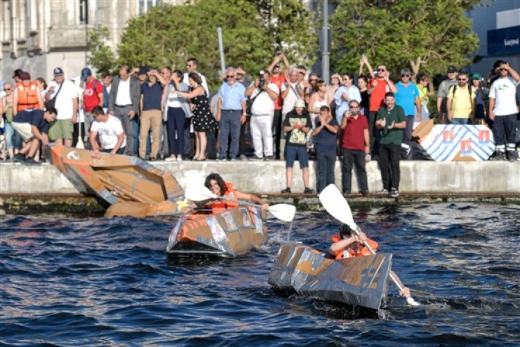 İzmir'de Kartondan Tekneler yarışması düzenlendi