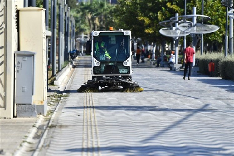 İzmir Büyükşehir Belediyesi ekipleri,rutin temizlik çalışmalarını sürdürüyor