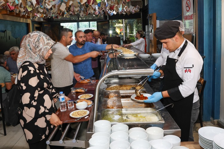 Gaziantep'te vatandaşlara ücretsiz yemek hizmeti sunuluyor