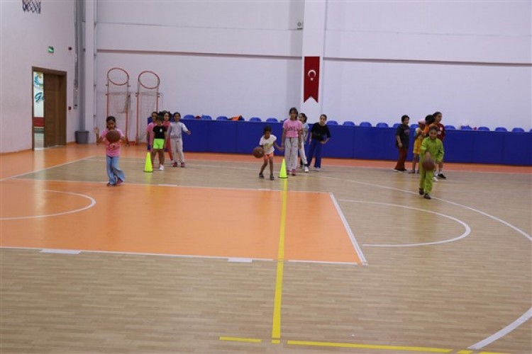 Haliliye'de çocuklar yaz tatilini basketbol öğrenerek geçiriyor
