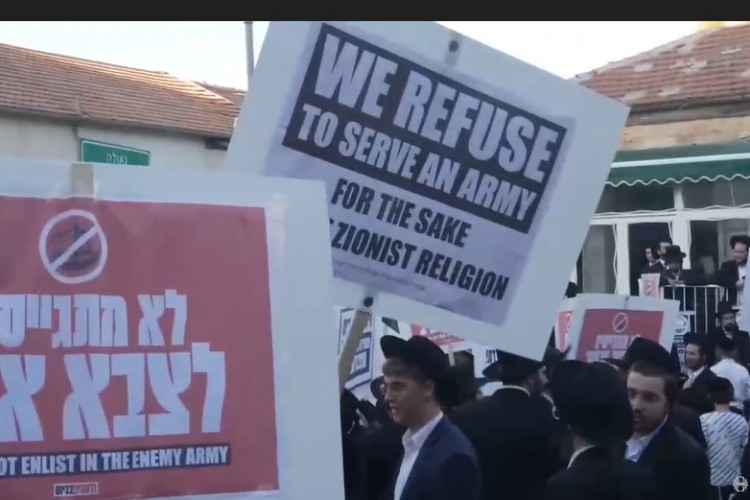 Binlerce dindar Yahudi askere alınmalarına karşı Kudüs'te protesto gösterileri düzenledi