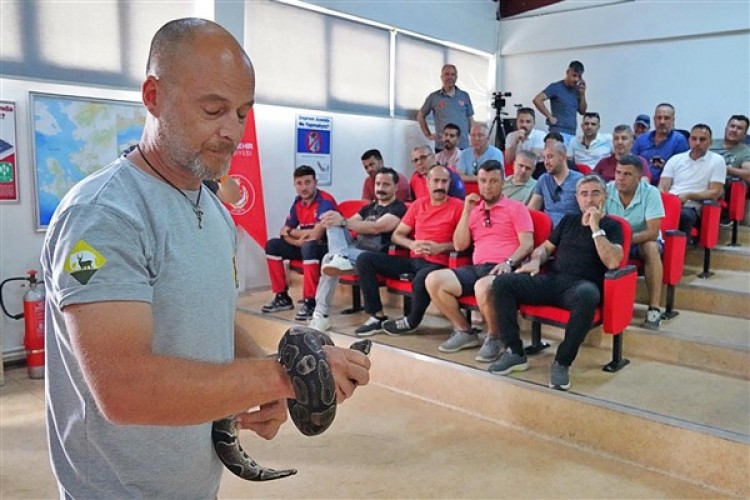 İzmir İtfaiyesi personeli yılan yakalama eğitimi aldı