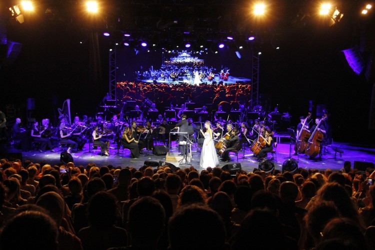 Bursa'da Pera Filarmoni Orkestrası ve Şevval Sam konser verdi