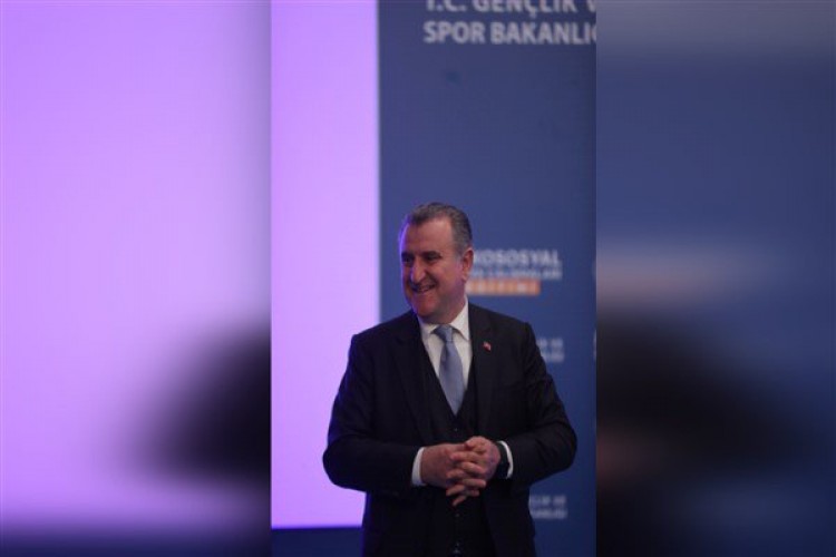 Bakan Bak'tan Türkiye Kupası şampiyonu Beşiktaş'a tebrik