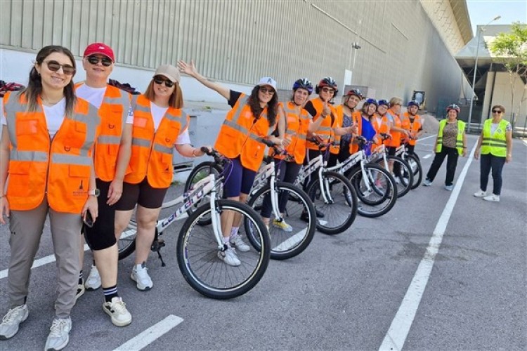 İzmir'de Kadın Kadına Bisiklet Eğitimi Projesi hayata geçirildi