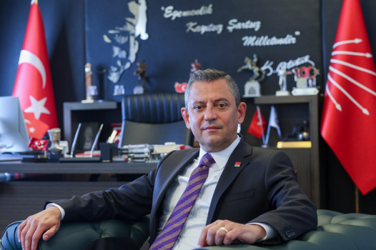 CHP Genel Başkanı Özel, Emre Sakcı'yı tebrik etti