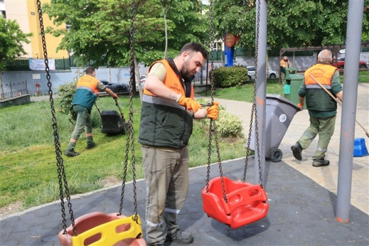 Bayrampaşa'daki parklarda bahar temizliği ve bakım çalışması yapılıyor