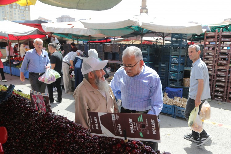 Başkan Büyükkılıç'tan semt pazarına ziyaret
