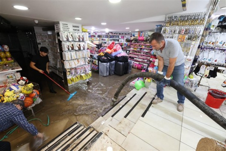 Şiddetli yağış ve yıldırım düşmeleri İzmir'de yaşamı etkiledi