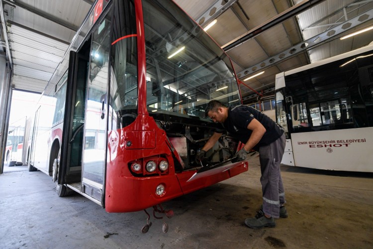 ESHOT, arızalanan otobüslere kendi personeliyle müdahale ediyor