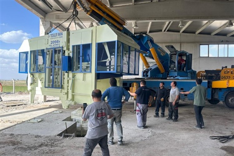 Kayseri Büyükşehir Belediyesi'nden 25 milyon TL'lik beton parke taş makinesi
