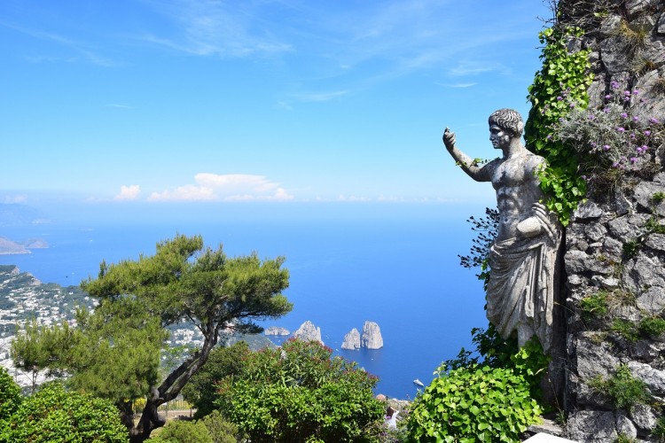 Capri adası turist yasağını kaldırdı