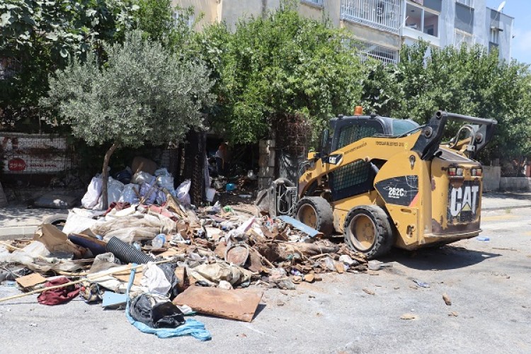 Mersin'de çöp evden 7 kamyon atık çıktı
