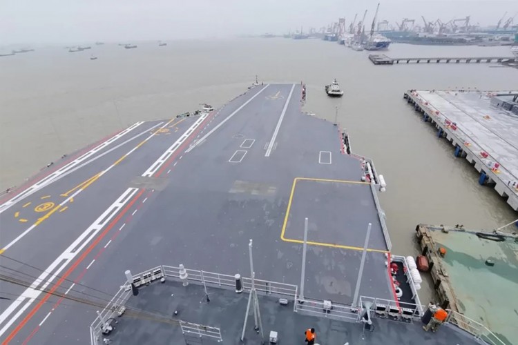 Çin'in en büyük uçak gemisi ilk kez denize açılıyor