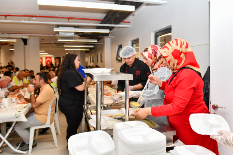 Esenyurt'ta her gün 15 bin kişiye sıcak yemek verilecek aşevi hizmete açıldı