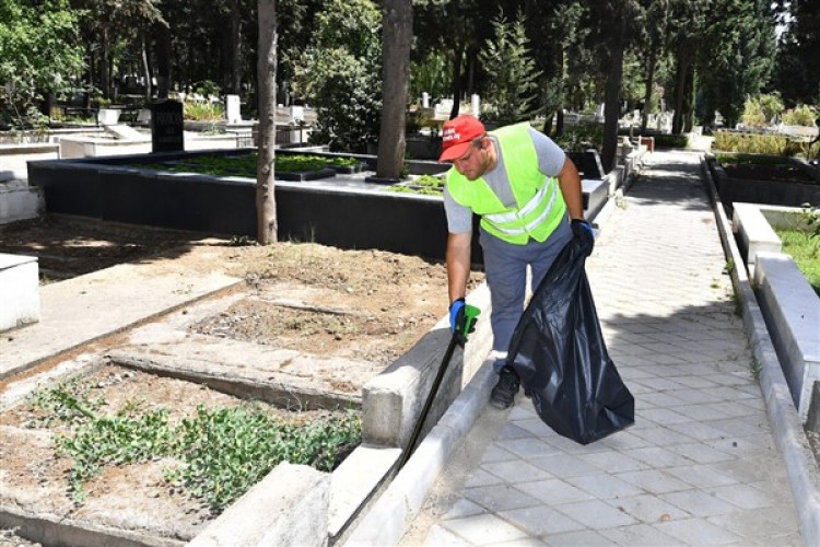 İzmir'de bayram öncesi mezarlıklar için özel bakım