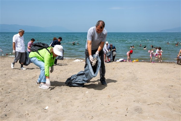 Bursa Kent Konseyi'nden İznik'te sahil temizliği