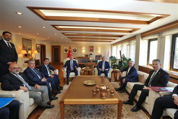 Başkan Büyükkılıç, Bakan Özhaseki ve Bakan Ersoy'u ziyaret etti