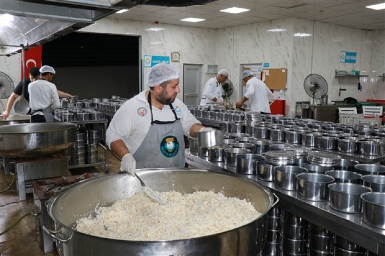 Haliliye'de aşevi ve ekmek üretim tesisi ile vatandaşlara destek olunuyor