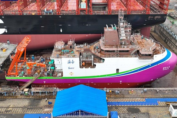 Çin'in açık deniz araştırma gemisi doka çekildi