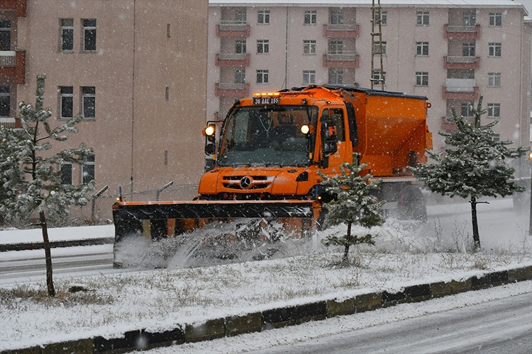Kars ve Ardahan'da kar etkili oldu