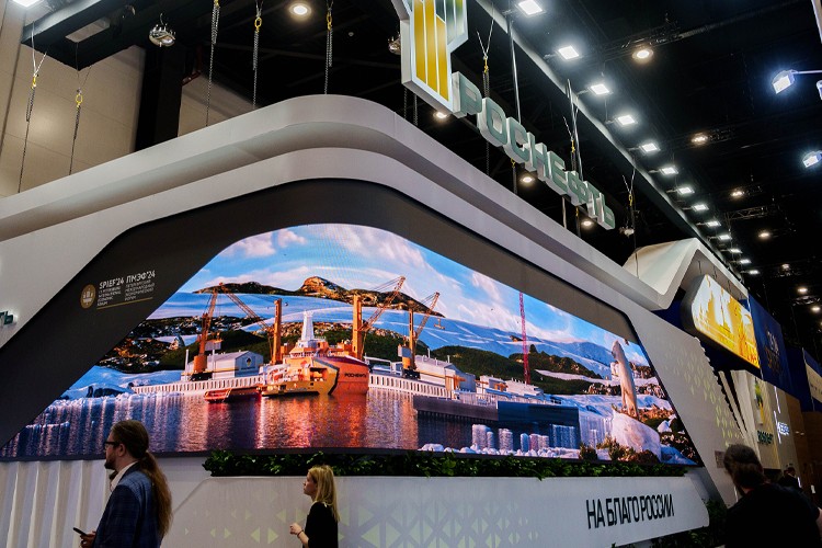 Rosneft CEO'su küresel ihtiyaçları karşılamak için dengeli bir enerji geçişini destekliyor