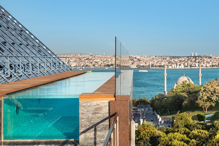 İstanbul'un gözde buluşma noktası The Roof