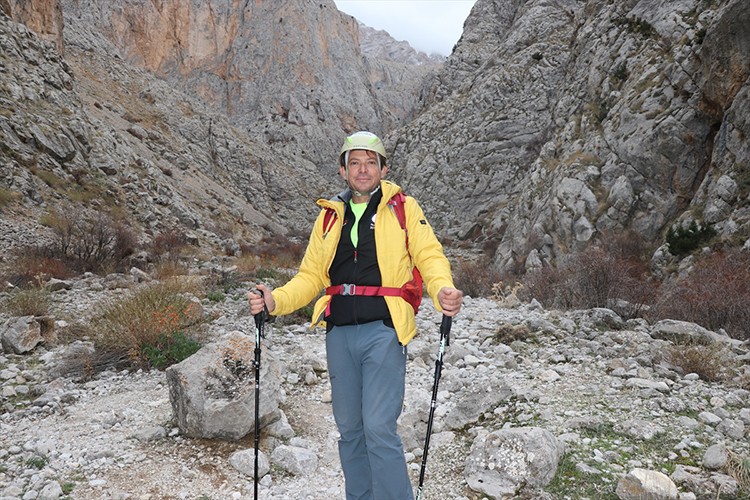 Beden eğitimi öğretmeni 30 yıldır dağlarda zirve yapıyor