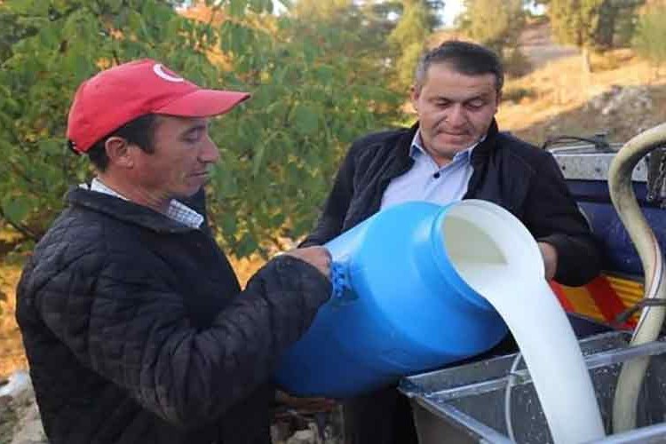 Depremzedelerden toplanan süt afetzedelere dağıtılıyor
