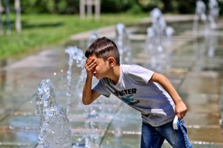 Antalya'da 44 dereceye çıkan sıcaklar bunaltıyor