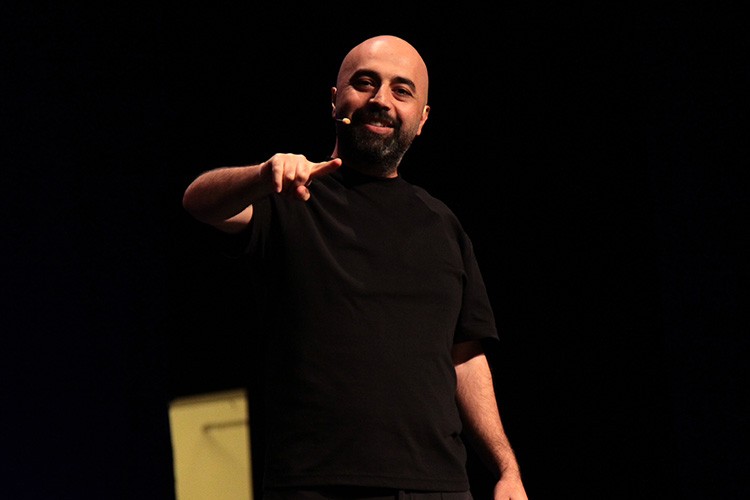 Stand up'ın parlayan ismi Tahsin Hasoğlu gösterisinde kahkaha tufanı