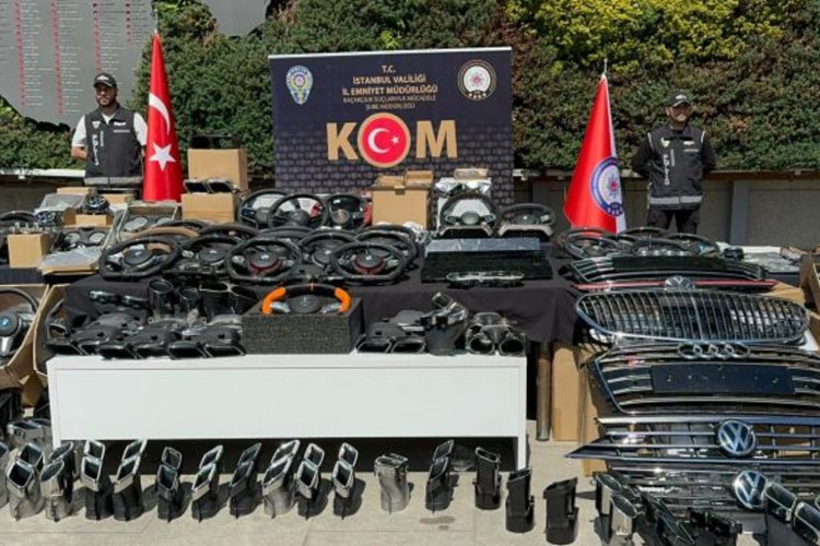 İstanbul'da kaçak oto yedek parçası operasyonu: 8 gözaltı