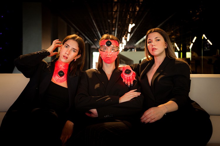 FOREO FAQ™ Swiss'in; Boyun, Dekolte ve El İçin Geliştirdiği Kırmızı LED Maskeler ile Güzellikte Yeni bir Dönem Başlıyor!