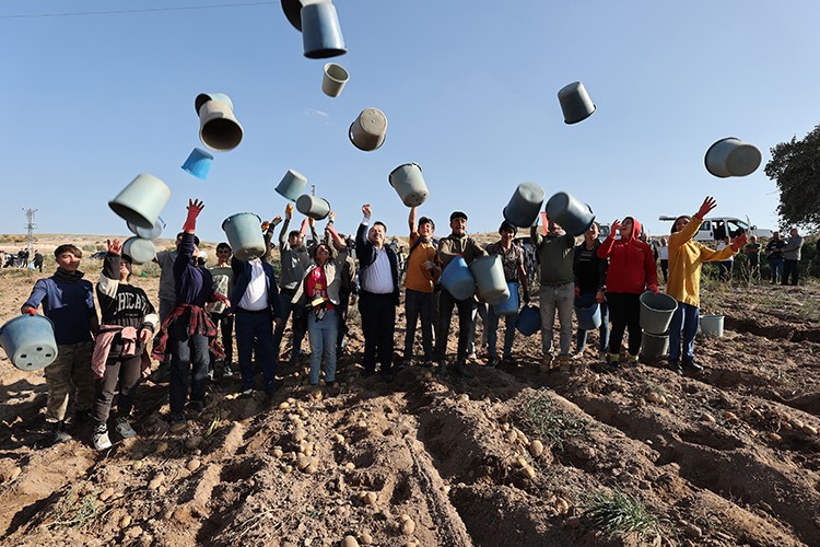 Nevşehir Valisi Ali Fidan, patates hasadında işçilerle "kova attı"