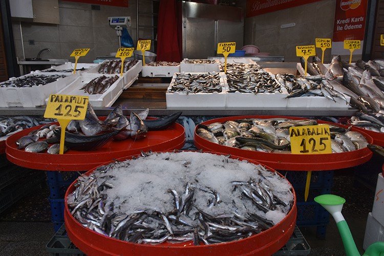 Balıkçılar denize açılamayınca fiyatlar arttı