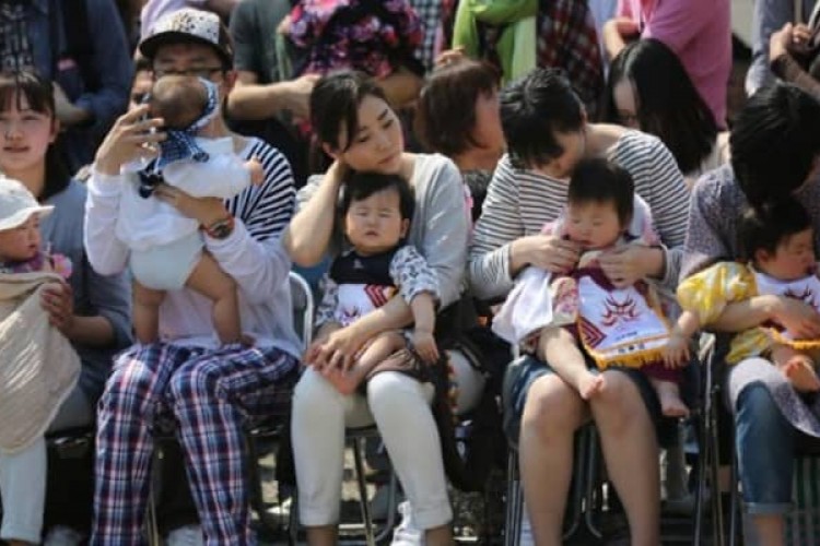 Japonya hükümeti, çocuk bakımı bütçesini 3,5 trilyon yene çıkaracak