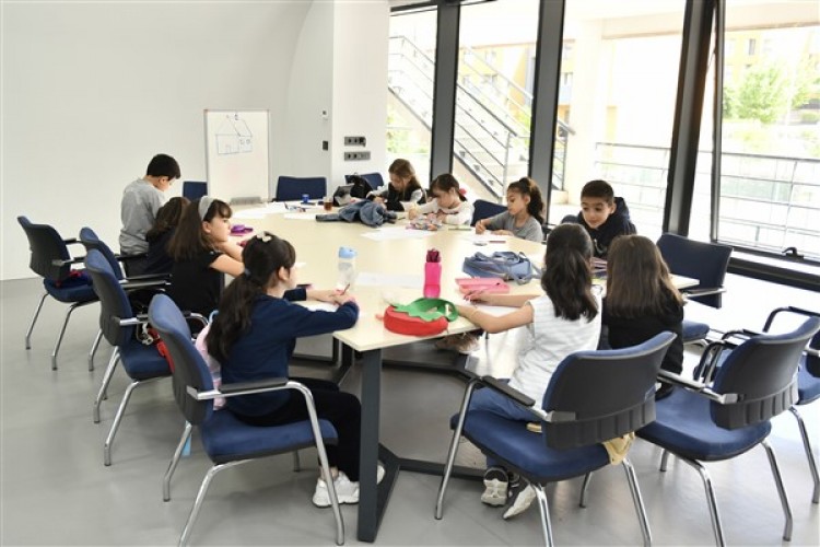 Esenyurt Belediyesi Çocuk Üniversitesi'nde Sanat Eğitimi Atölyeleri yapılıyor