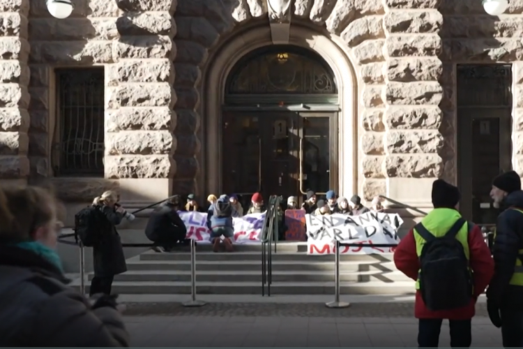 İklim aktivistleri İsveç Parlamentosu'nun ana girişlerini bloke etti