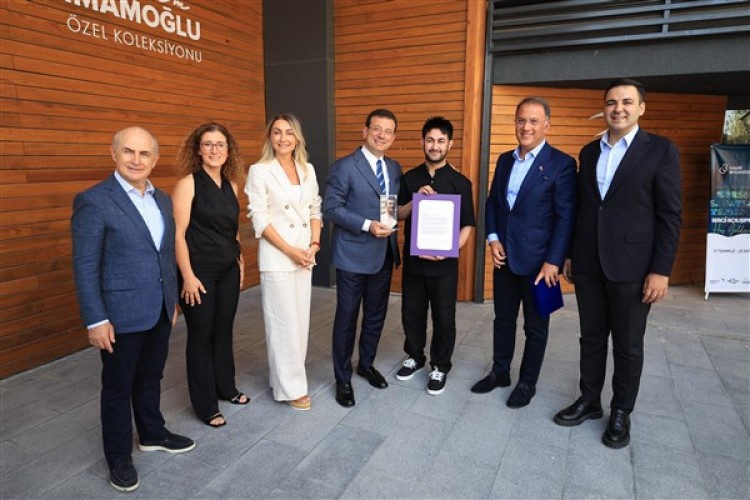 İmamoğlu, Galeri Beylikdüzü Görsel Sanatlar Yarışması'nın ödül törenine katıldı