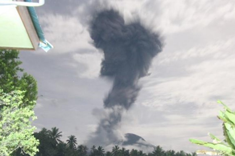 Endonezya'daki Ibu yanardağı patladı