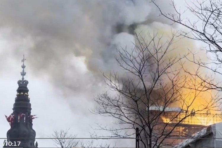 Tarihi Kopenhag Menkul Kıymetler Borsası binasının ikonik kulesi yangında çöktü