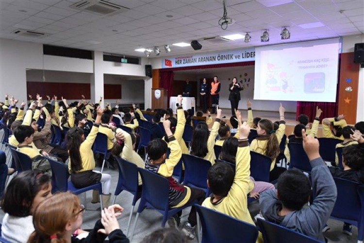 İzmir Büyükşehir Belediyesi, öğrencilere tramvay eğitimi veriyor