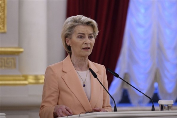 Leyen, İngiltere Başbakanı Starmer'ı seçim zaferinden dolayı kutladı