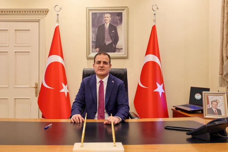 Vali Akbıyık'tan İstiklal Marşı'nın kabulü ve Mehmet Akif Ersoy'u Anma Günü mesajı
