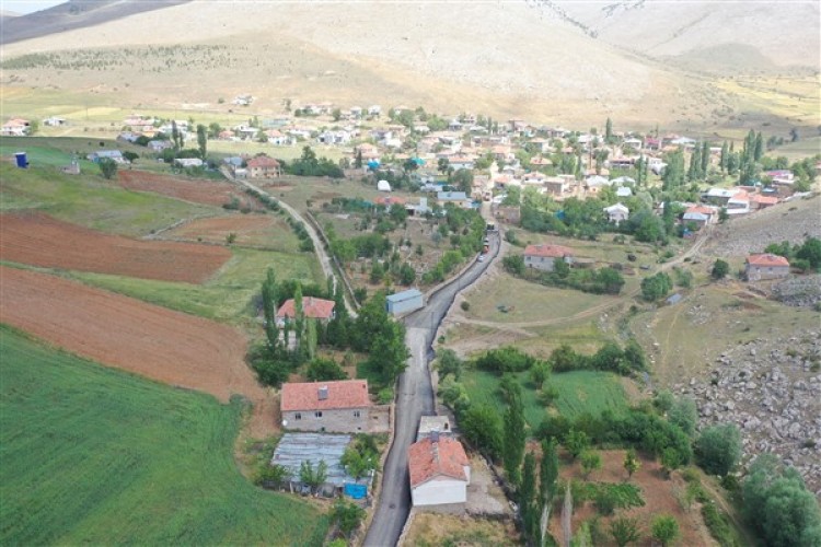 Kayseri Büyükşehir, Develi'de 900 tonluk sıcak asfalt çalışması yaptı