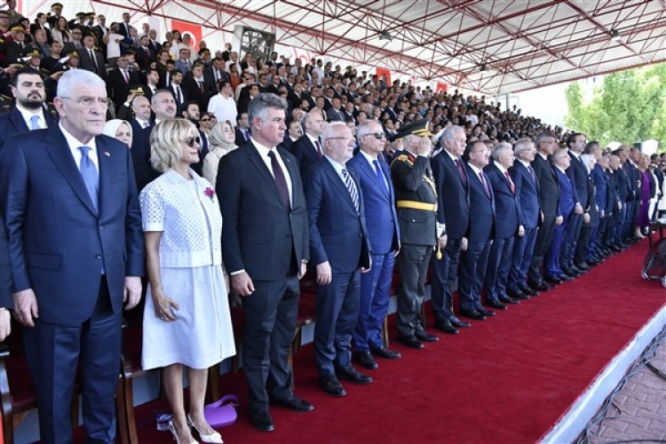 Dervişoğlu, Barış ve Özgürlük Bayramı Geçit Töreni'ne katıldı