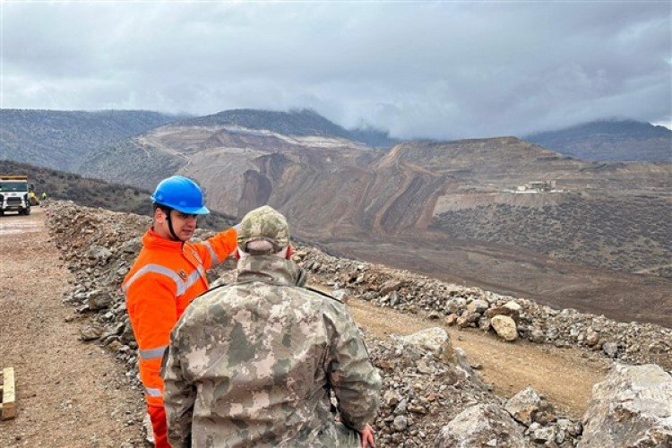 3'üncü Ordu Komutanı Tarakcı, İliç'te görev yapan arama-kurtarma timlerini denetledi
