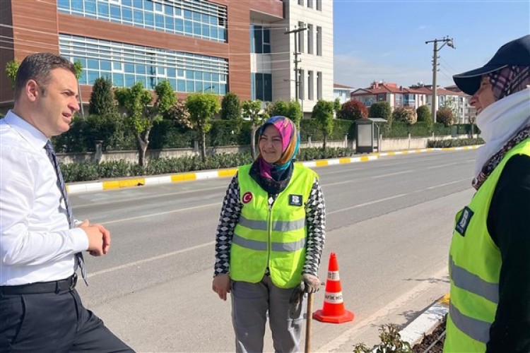 Başkan Akın, refüjde bitki bakımı yapan kadınları ziyaret etti